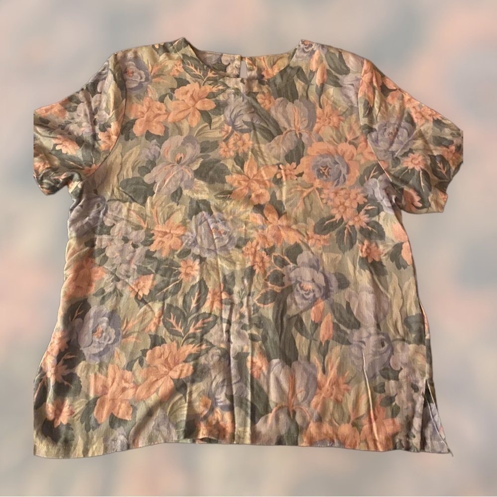 𝅺woman’s floral blouse